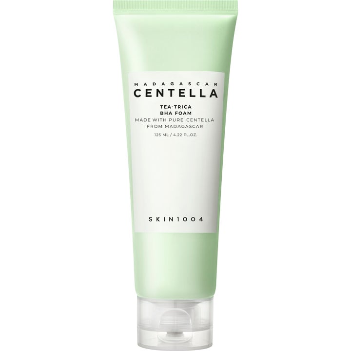 Skin1004 Madagascar Centella Tea-Trica BHA Foam 125 ml dyprensende ansiktsrens i lysegrønn tube med hvit etikett.