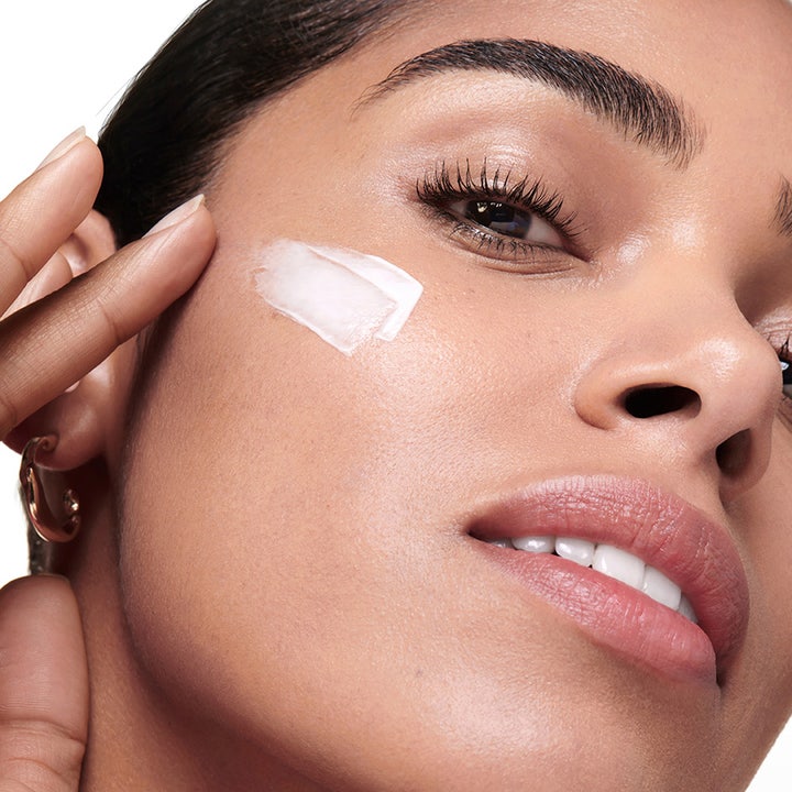 Shiseido Essential Energy Hydrating Cream 50 ml fuktighetsgivende dagkrem med hvit kremtekstur på en kvinnes kinn
