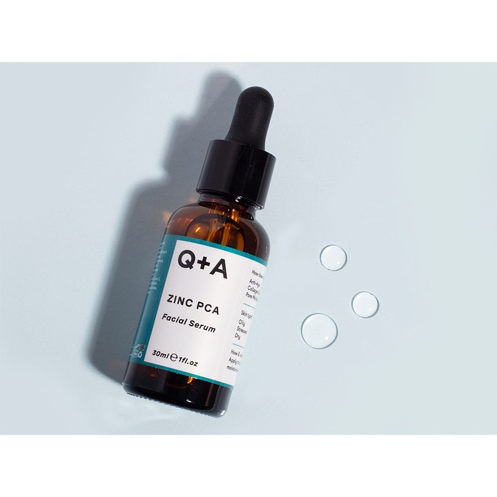 Q+A Zinc PCA Facial Serum 30 ml ansiktsserum i brun glassflaske med tre klare dråper av teksturen ved siden av