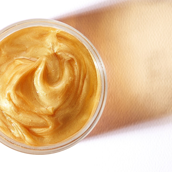 Peter Thomas Roth 24k Gold Mask 150 ml ansiktsmaske med en skimrende luksuriøs gulltekstur i en krukke.