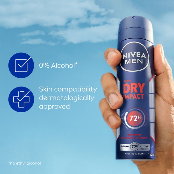 NIVEA Dry Impact Spray 150 ml anti-perspirant gir 72h beskyttelse uten alkohol vist i en hånd mot blå himmel.