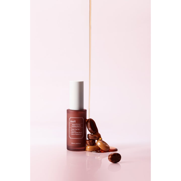 Klairs Maple Energy Infusing Serum 30 ml ansiktsserum som gir glød, vist i brun flaske ved en gyllen væskestråle.