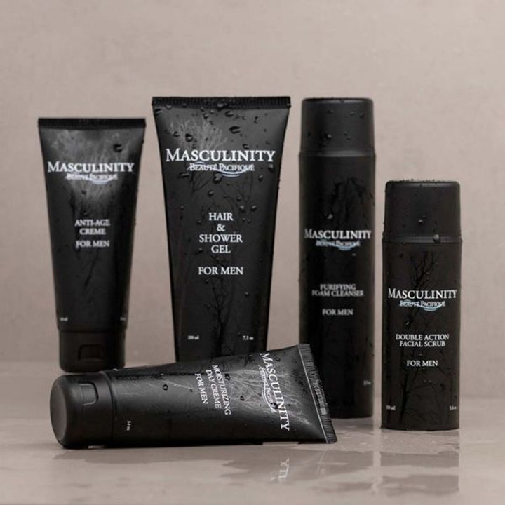 Beauté Pacifique Purifying Foam Cleanser 150 ml rengjøringsskum i matte svarte flasker dekket av friske vanndråper.