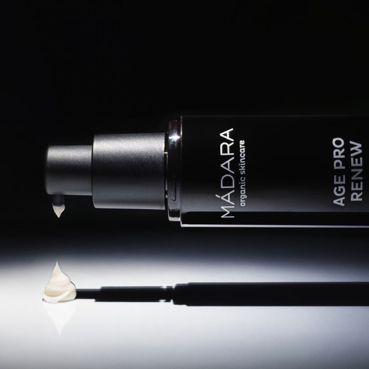 MÁDARA AGE PRO Renew Night Cream 50 ml i pumpeflaske med hvit kremkonsistens som gir fornyet glød
