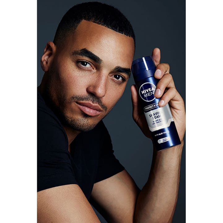 NIVEA Protect & Care Shaving Foam 200 ml pleiende barberskum med aloe vera som holdes av en mann