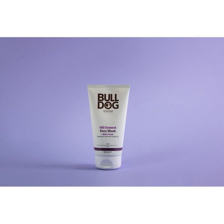 Bulldog Oil Control Face Wash 150 ml ansiktsrens fjerner overflødig olje i hvit tube på lilla bakgrunn