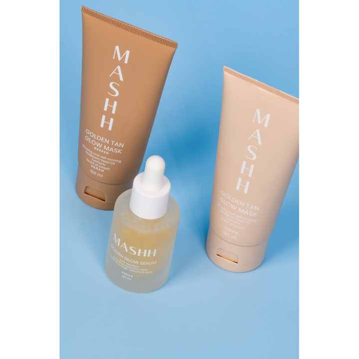 MASHH Golden Glow Serum 30 ml i frostet glassflaske ved siden av to Golden Tan Glow Mask tuber.