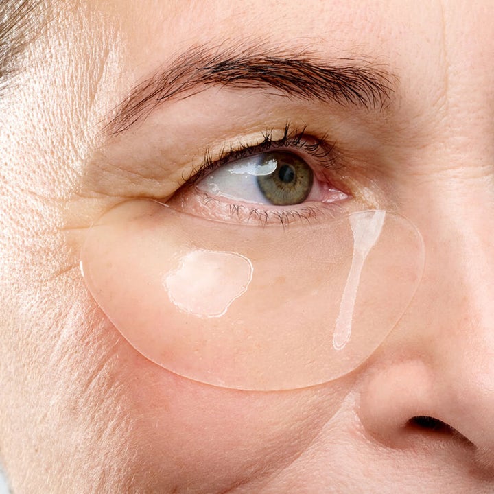 Currentbody Skin Hydrogel Eye mask 2 g fuktighetsgivende øyemaske vist som en gjennomsiktig patch under øyet