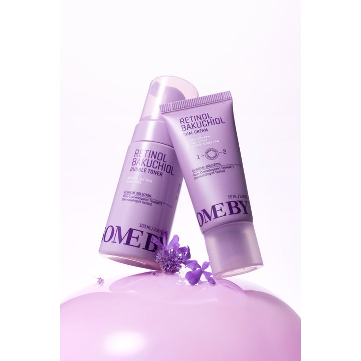 Some By Mi Retinol Bakuchiol Dual Cream 50 ml nattkrem i lilla tube som lener seg mot en toner og lilla blomster
