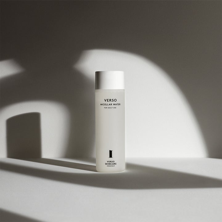 Verso N°1 Micellar Water 200 ml ansiktsrens i frostet hvit flaske stående i dramatisk lys og skygge