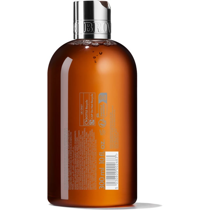 Molton Brown Black Peppercorn Body Wash 300 ml rensende dusjsåpe i ravfarget flaske med synlig ingrediensliste bak