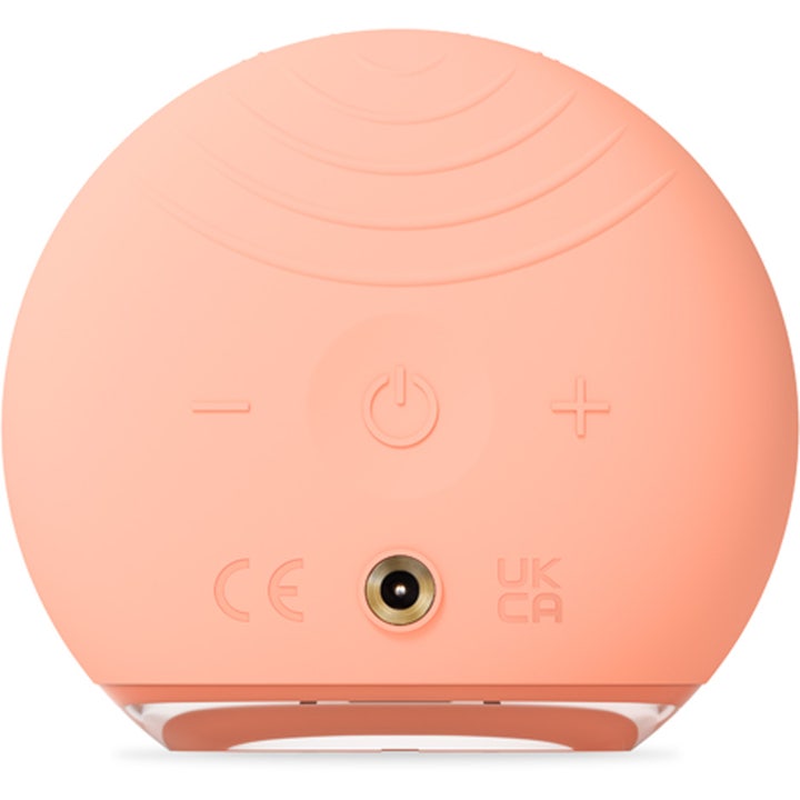 FOREO LUNA 4 go Peach Perfect 1 stk ansiktsrens som gir glød sett fra baksiden med knapper og ladeport.