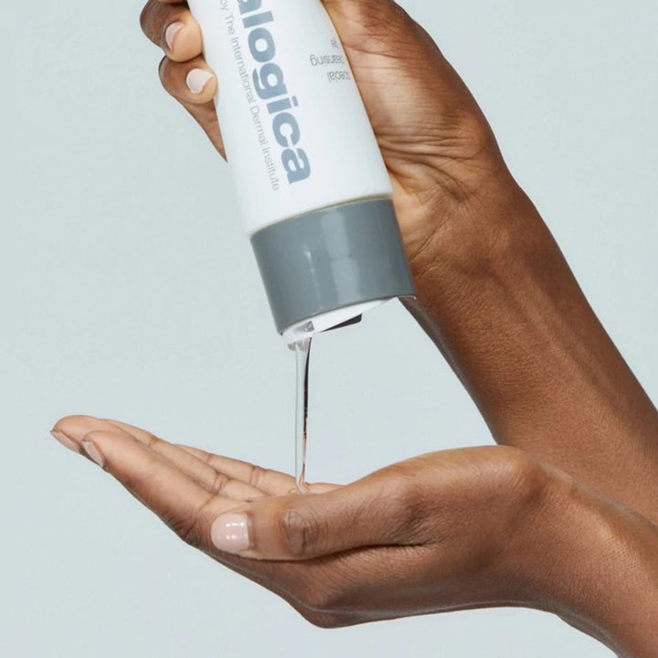 Dermalogica Special Cleansing Gel 250 ml ansiktsrens der klar gel helles fra hvit tube i en åpen håndflate.