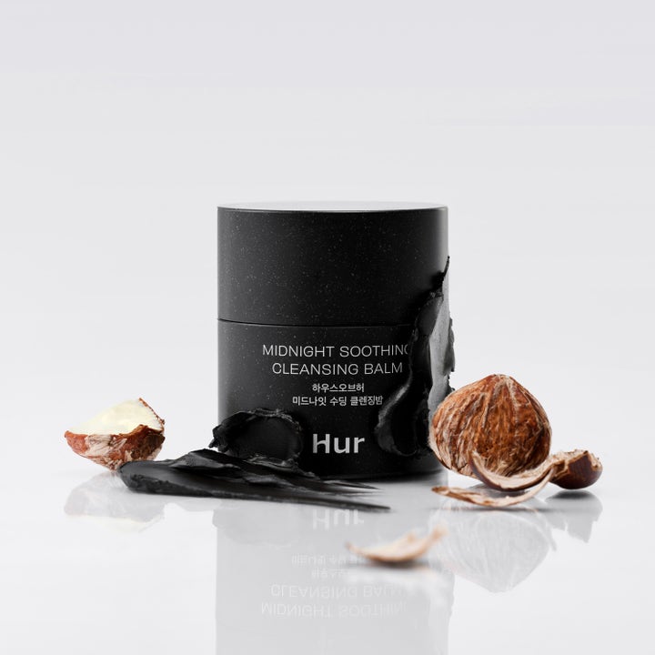 House of Hur Midnight Soothing Cleansing Balm 50 ml beroligende ansiktsrens i svart krukke med biter av nøtter