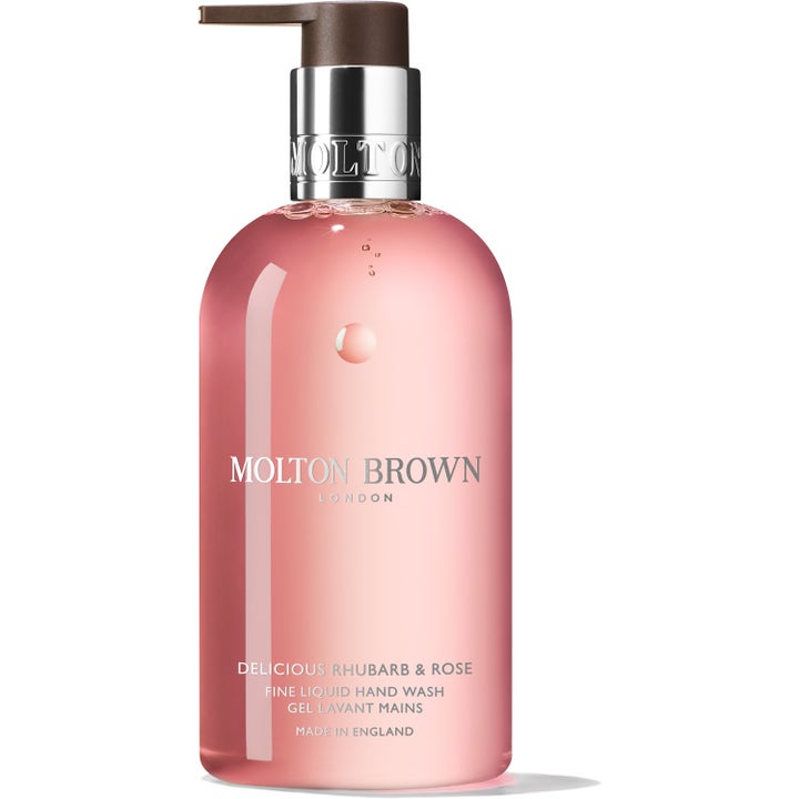 Molton Brown Delicious Rhubarb & Rose 300 ml flytende håndsåpe i klar flaske med rosa gelé og elegant sølvpumpe.