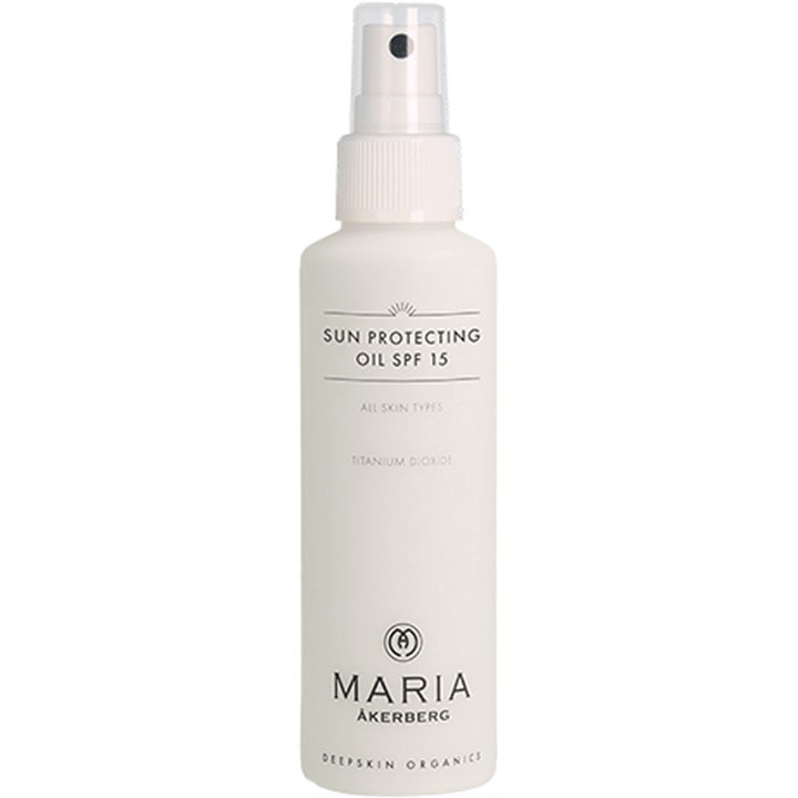 Maria Åkerberg Sun Protecting Oil SPF 15 sololje i hvit sprayflaske med gjennomsiktig kork som gir solbeskyttelse.