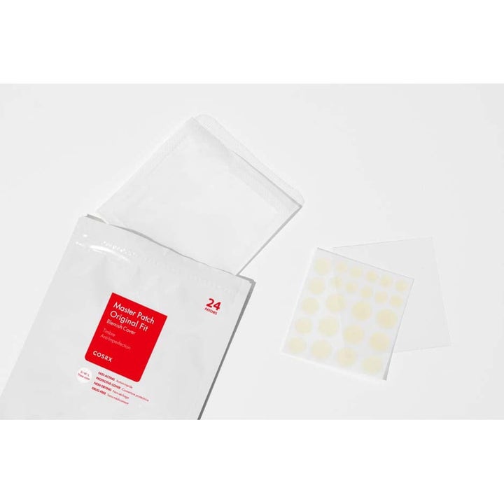 COSRX Master Patch Original Fit 24 kviselapper mot urenheter viser ark med gjennomsiktige hydrokolloidlapper.