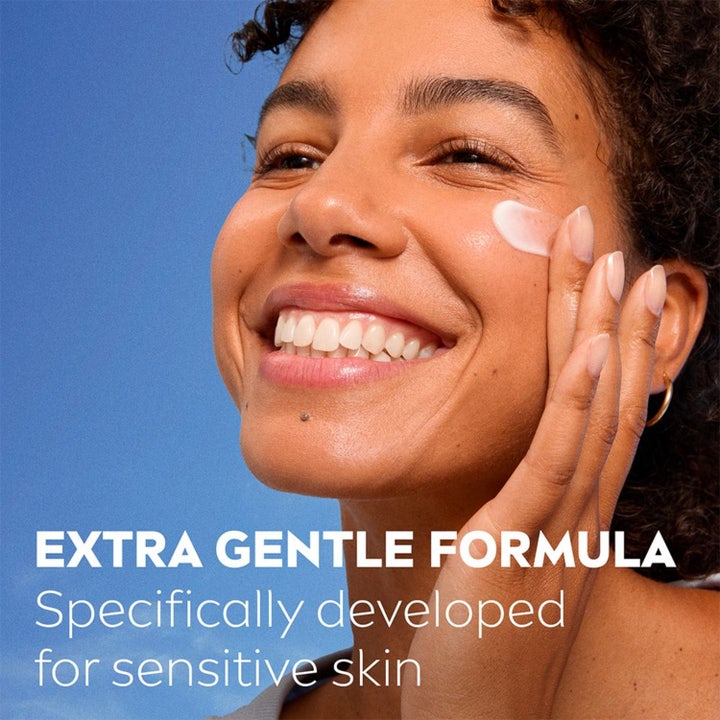 NIVEA Soothing Day Cream 50 ml beroligende ansiktskrem med Extra Gentle Formula påføres av en smilende kvinne