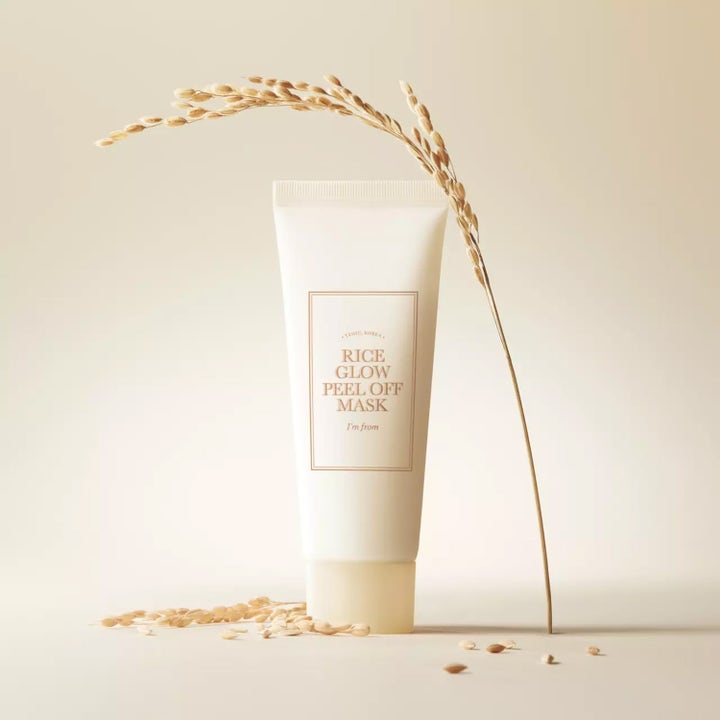 I'm from Rice Glow Peel Off Mask 70 g ansiktsmaske i hvit tube dekorert med et elegant risstrå for naturlig glød.