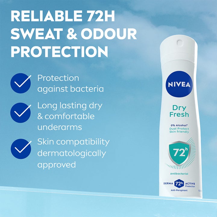 Nivea Dry Fresh Deospray 150 ml antiperspirant gir 72 timers beskyttelse i hvit sprayflaske mot blå himmel.