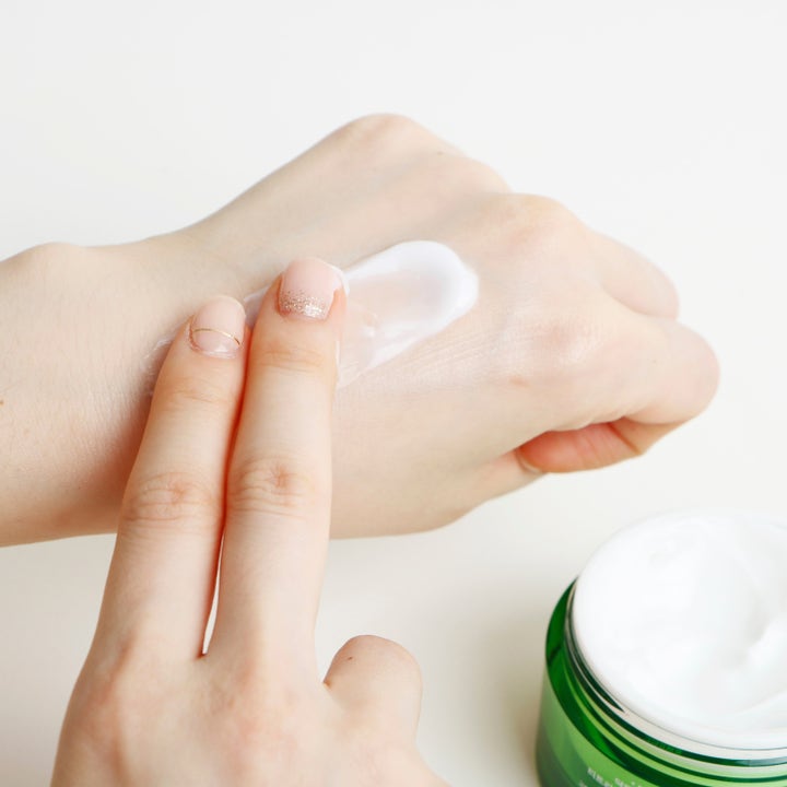 Dr. Ceuracle Tea Tree Purifine Cream 50 g beroligende ansiktskrem med lett hvit tekstur som smøres ut fra grønn krukke