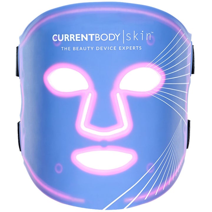 CurrentBody Skin LED Light Therapy Mask hudforyngende ansiktsmaske i blått med rosa lysende konturer.