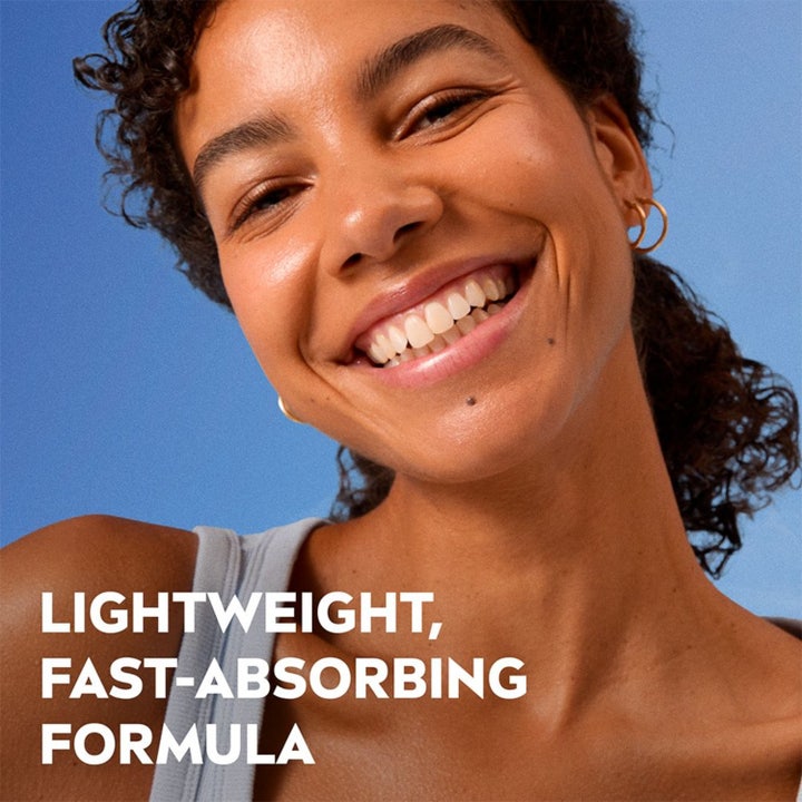 NIVEA Mattifying Day Cream 50 ml mattende dagkrem på smilende kvinne med tekst lightweight fast-absorbing formula