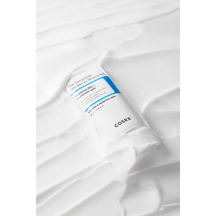 COSRX The Ceramide Skin Barrier Moisturizer 80 ml dagkrem med panthenol i hvit tube omgitt av fyldig kremet tekstur