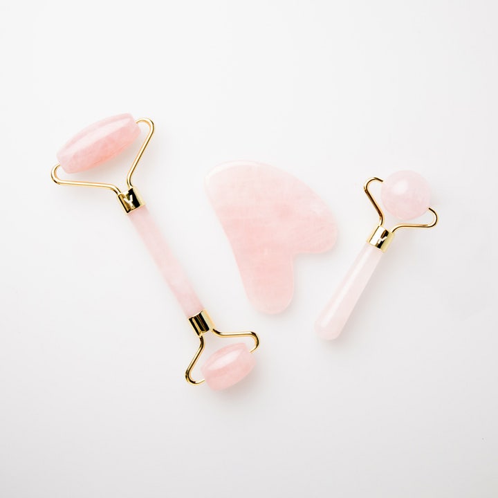 NordicFeel Gua Sha Rose Quartz sett med massasjeruller og hjerteformet stein i rosa kvarts med gulldetaljer.