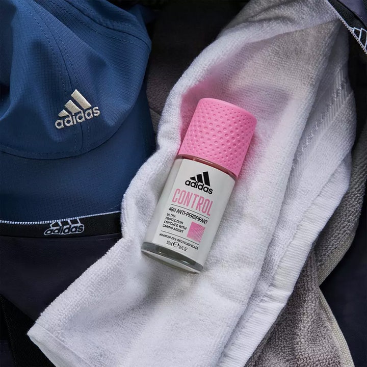 Adidas Control anti-perspirant roll-on 50 ml gir 48 timers beskyttelse her vist på et hvitt håndkle med blå caps.