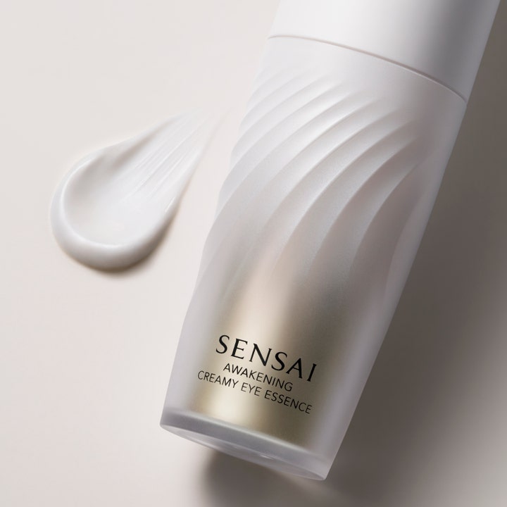 Sensai Awakening Creamy Eye Essence 20 g oppfriskende øyekrem i hvit tube med spiralmønster og myk kremtekstur