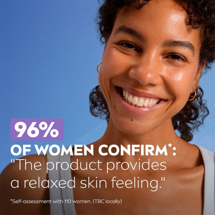 NIVEA Sensitive Cleansing Wipes 25 stk renseservietter gir en avslappet hudfølelse vist med en smilende kvinne.