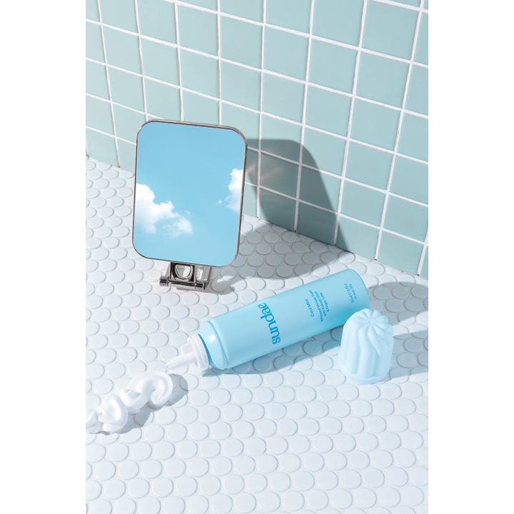 Sundae Whipped Shower Foam Cool Mint 265 ml forfriskende dusjsåpe med fyldig hvitt skum ved en lyseblå sprayflaske.