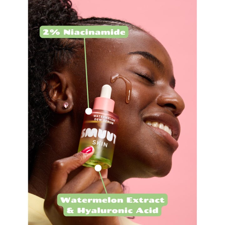 Smuuti Skin Watermelon Dew Serum påføres i ansiktet for glød med niacinamid og hyaluronsyre.