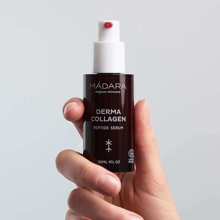 MÁDARA Derma Collagen Peptide Serum 30 ml oppstrammende serum i mørkebrun pumpeflaske som holdes i en hånd