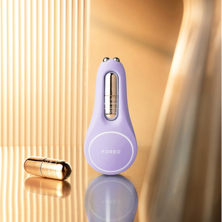 FOREO BEAR 2 eyes & lips 1 stk oppstrammende mikrostrømenhet i lavendel med gullfargede serumkapsler i varmt lys