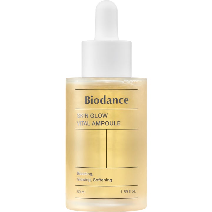 Biodance Skin Glow Vital Ampoule 50 ml gir huden glød i en frostet glassflaske med hvit pipettekork og gyllen væske.