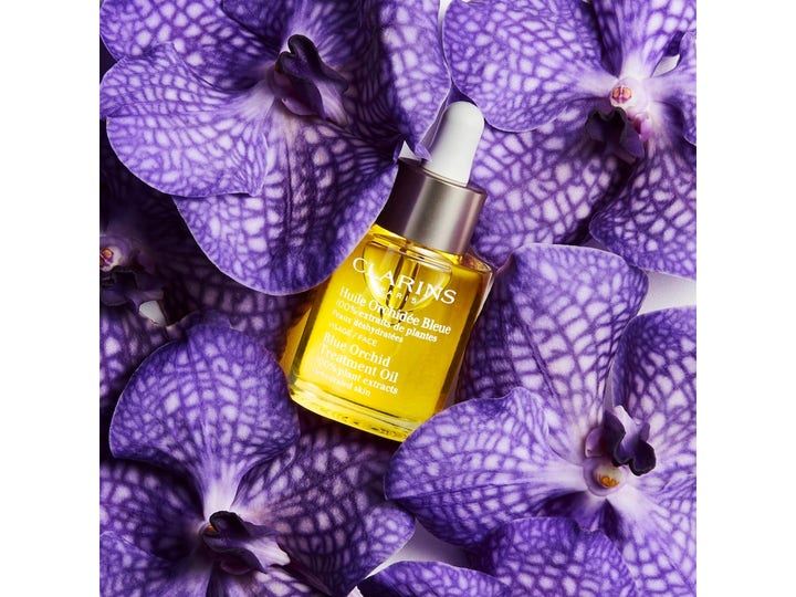 Clarins Blue Orchid Face Treatment Oil 30 ml fuktighetsgivende ansiktsolje i glassflaske med lilla orkideer