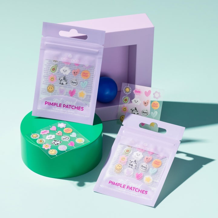 essence Spot Squad Pimple Patches 32 stk kviseplaster med fargerike hjerte og pandaformer i lilla poser.