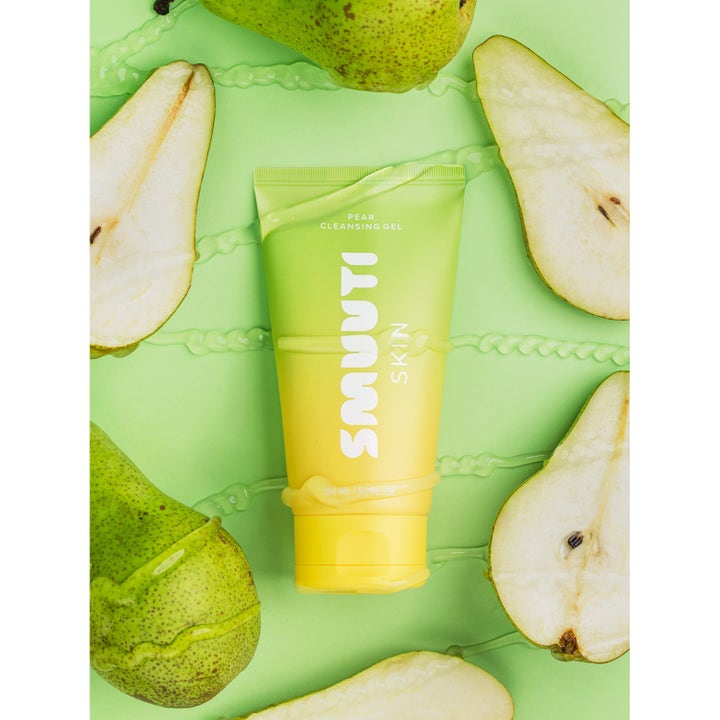 Smuuti Skin Pear Cleansing Gel 150 ml fuktgivende ansiktsrens i tube omgitt av friske pæreskiver og klar gelé.