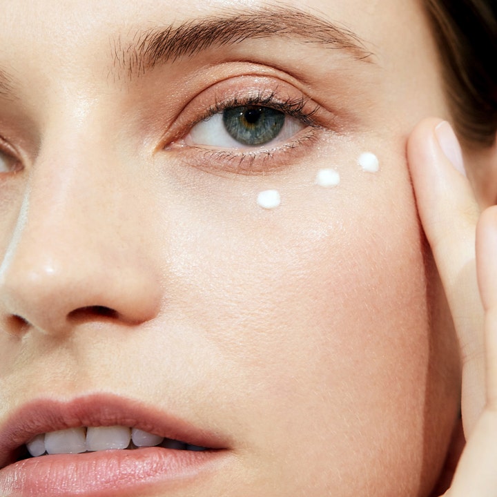 Origins Plantscription Anti-Aging Power Eye Cream 15 ml øyekrem påføres i små hvite prikker under øyet.
