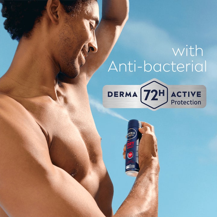NIVEA Dry Impact Spray 150 ml herrdeodorant med 72h active protection vist med en mann som sprayer under armen.
