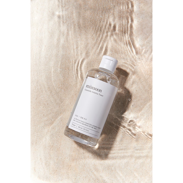 Mixsoon Centella Asiatica Toner 300 ml beroligende ansiktsvann i klar plastflaske i grunt, krusete vann