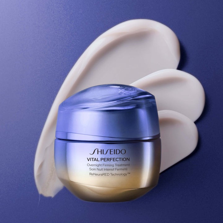 Shiseido Vital Perfection Overnight Firming Treatment 200 ml oppstrammende nattkrem i blå gullkrukke med fyldig tekstur.