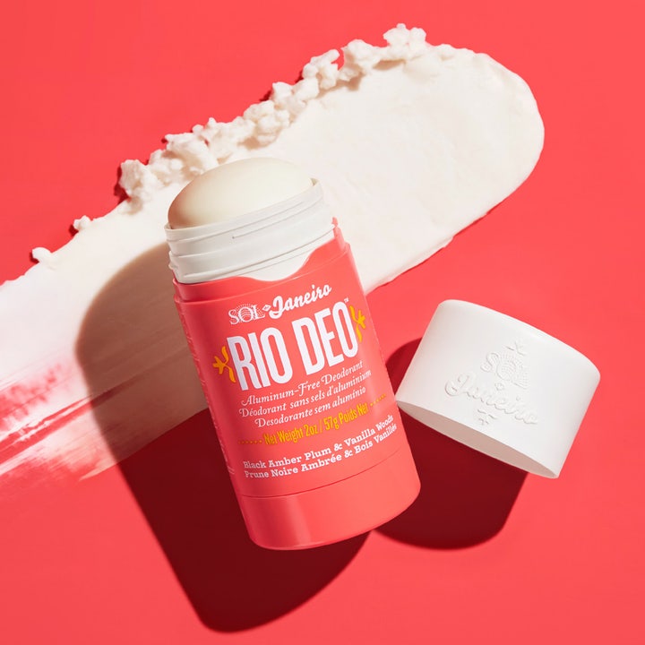 Sol de Janeiro Rio Deo 40 57 ml aluminiumfri deodorant i rosa hylse med hvit kremet tekstur på rød bakgrunn