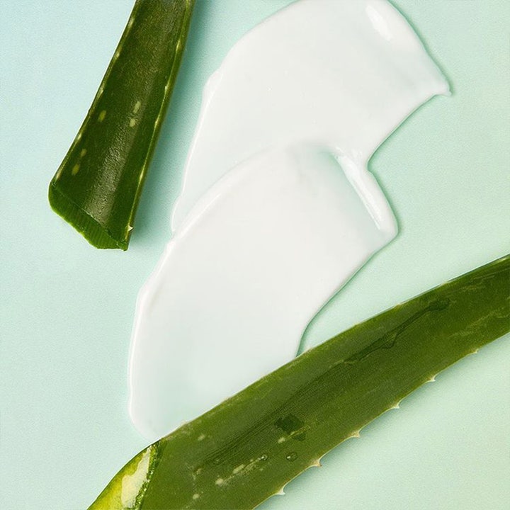 NIVEA After Sun Sensitive Cream-Gel 175 ml beroligende after sun med hvit tekstur og friske aloe vera-blader.