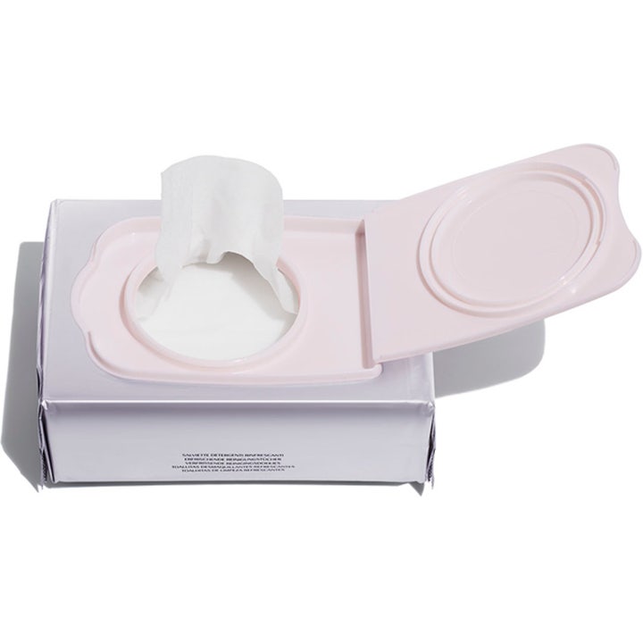 Shiseido Essential Line Refreshing Cleansing Sheets 30 stk fjerner sminke fra sølvfarget pakke med åpent rosa lokk.