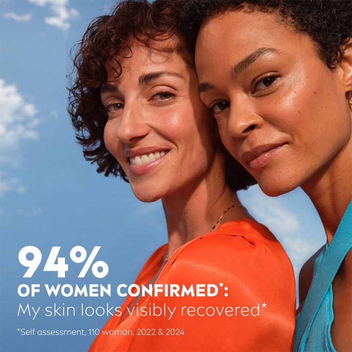 NIVEA Q10 Extra Nourish nattkrem 50 ml gir restituert hud vist med to smilende kvinner og tekst om 94% effekt.