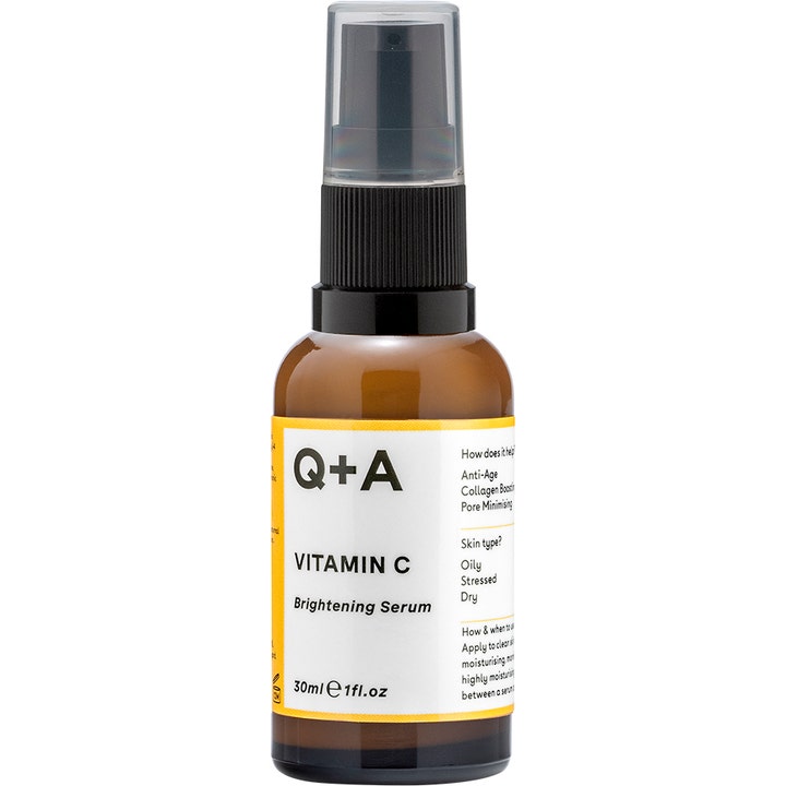 Q+A Vitamin C Brightening Serum 30ml opplysende serum som gir glød i en brun glassflaske med svart pumpe.