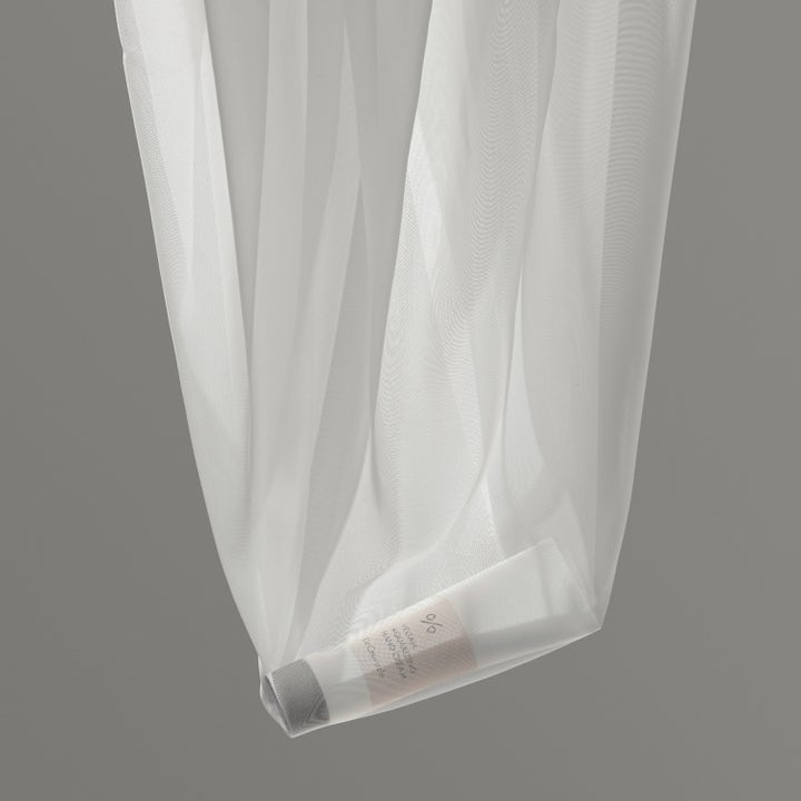 Dr. Ceuracle Vegan Aquarizing Hand Cream 50 ml fuktighetsgivende håndkrem i hvit tube drapert i et tynt hvitt stoff
